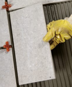 CEMENT BINDERS FOR LAYING OUTDOORS OVER LIQUID WATERPROOFING MEMBRANES